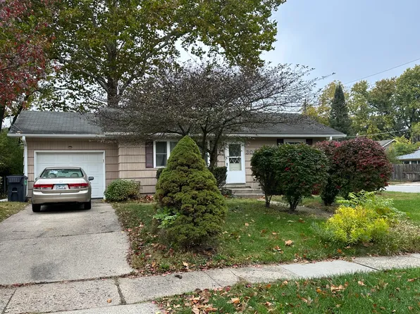 303 Hilltop Rd, Ames, IA 50014