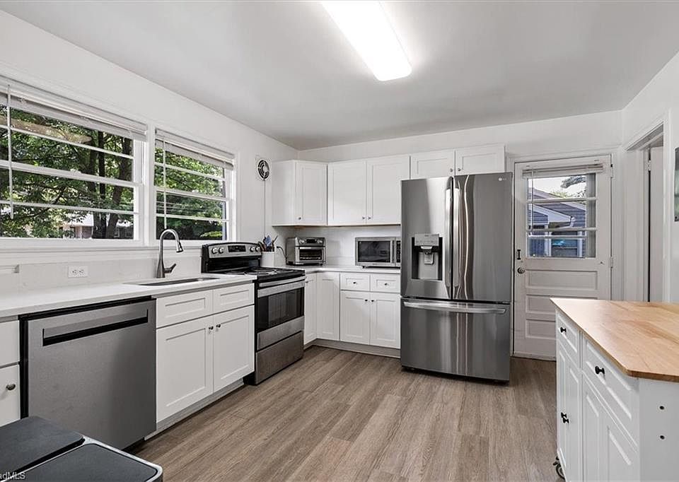 1st image of 3814 Manor Dr