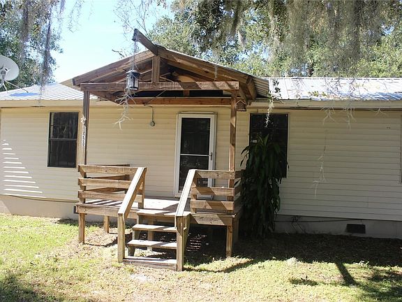3rd image of 220 Pine Dr