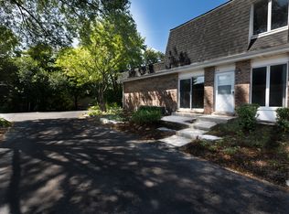 416 Sunnybrook Ln, Wheaton, IL 60187