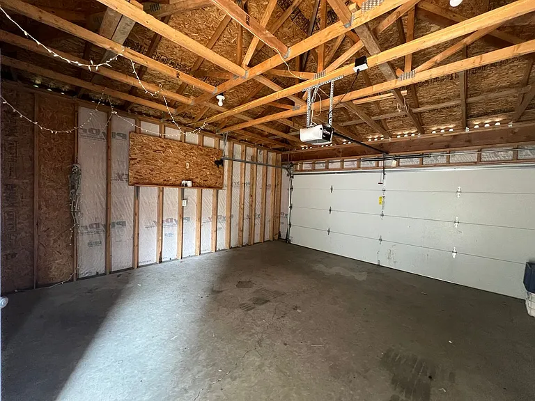 909 Gladstone St — Photo 15