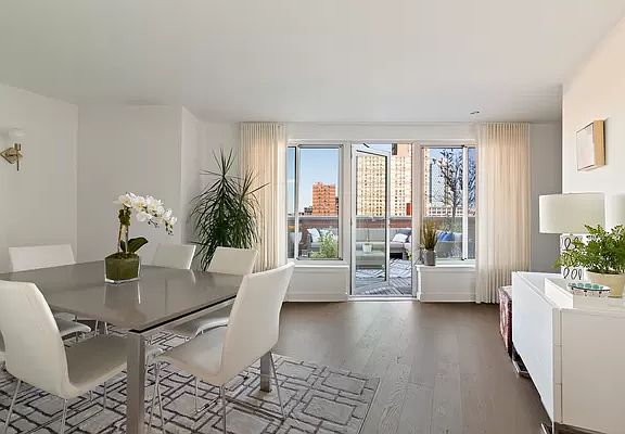 3rd image of 212 S Oxford St APT Pha