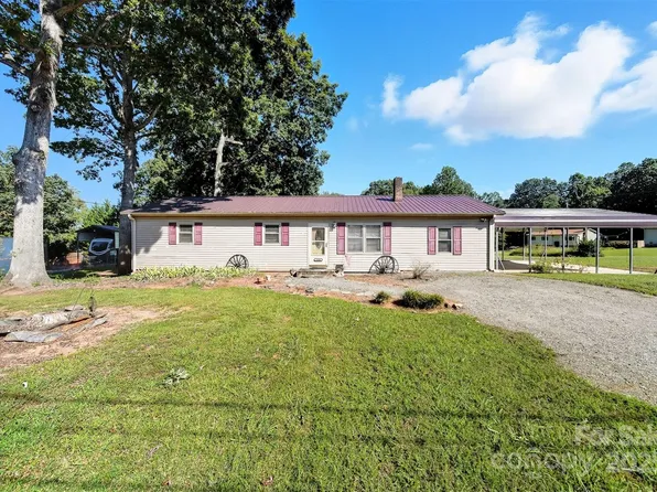 1538 Kings Rd, Hickory, NC 28602
