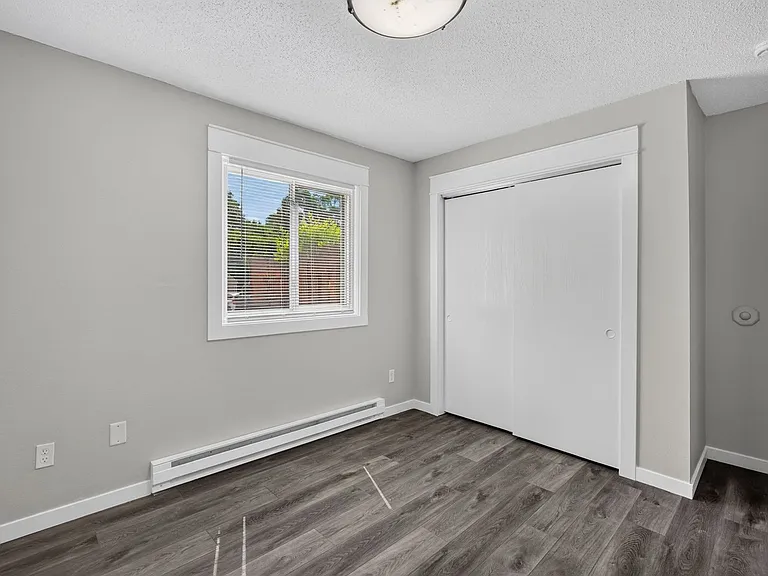 2bed 1 bath Unit in quiet Clive location — Photo 31
