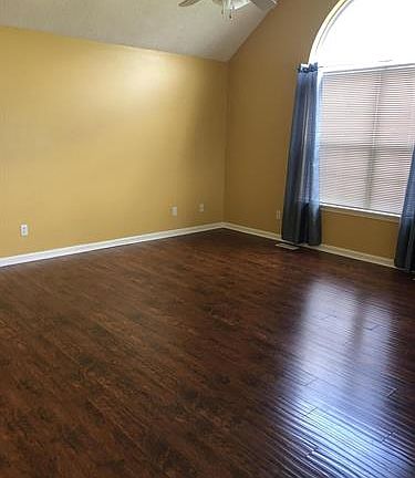 3rd image of 5 Oak Dr