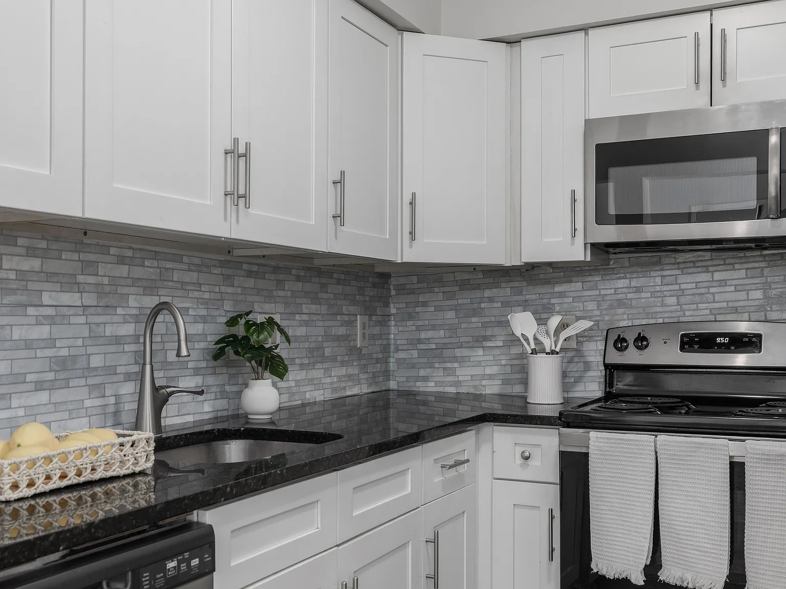 Oak Knoll Apartments — Photo 2