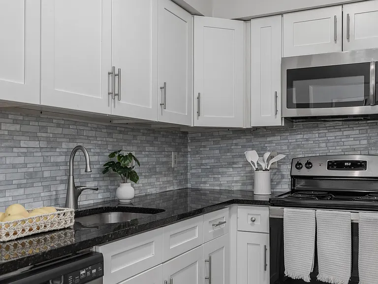 Oak Knoll Apartments — Photo 9