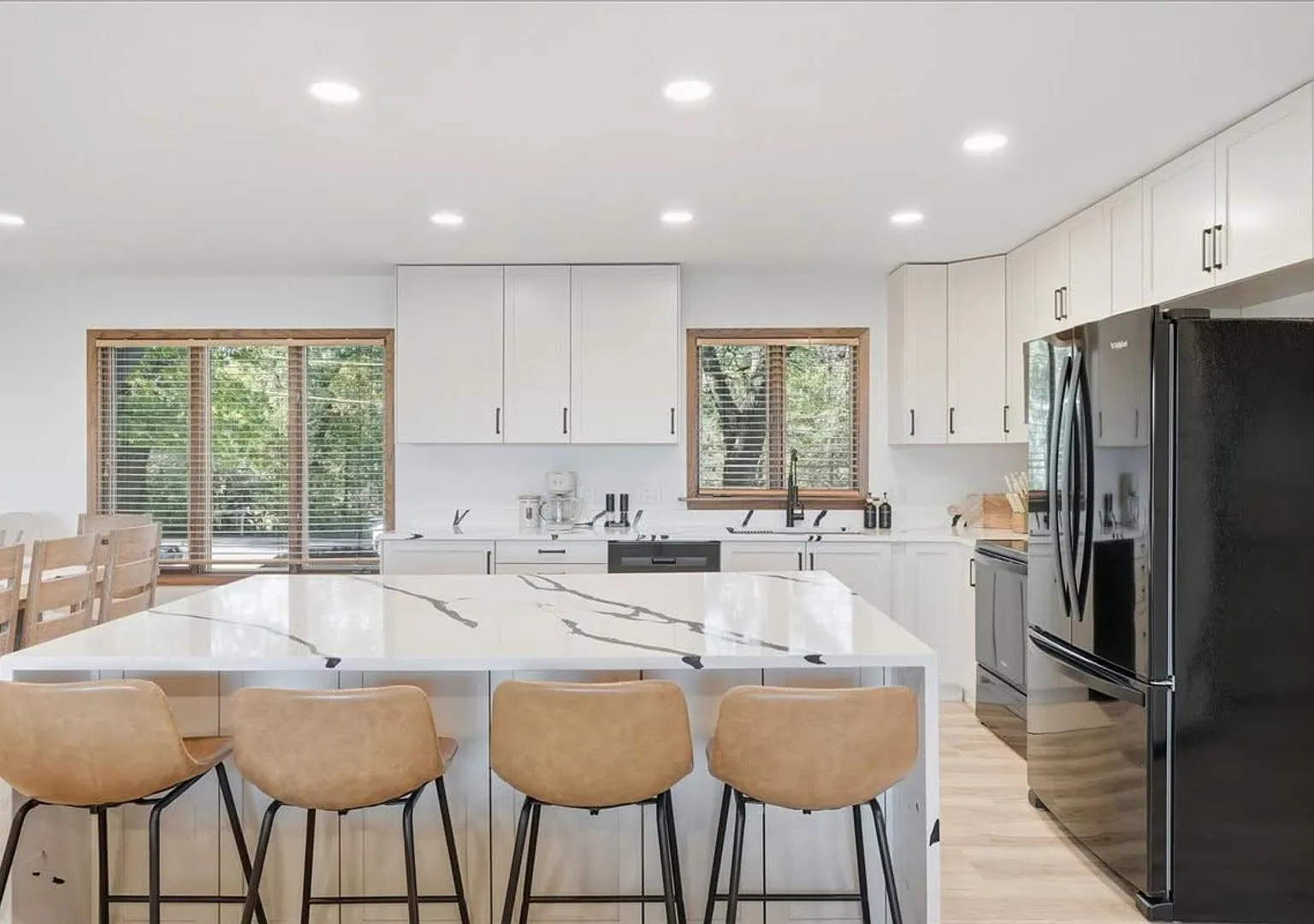 Luxury Lakefront House - Fully Furnished — Photo 4