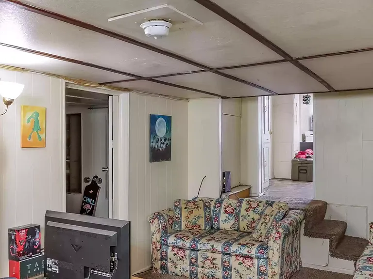 336 Stewart Street - B — Photo 11