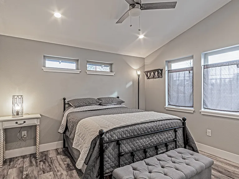504 NW Newport Ave #B — Photo 8