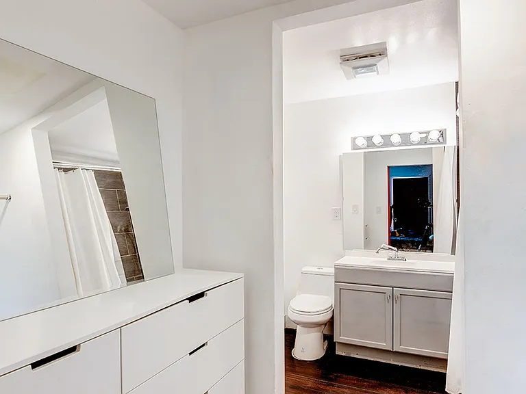 1321 W 36th Pl — Photo 9