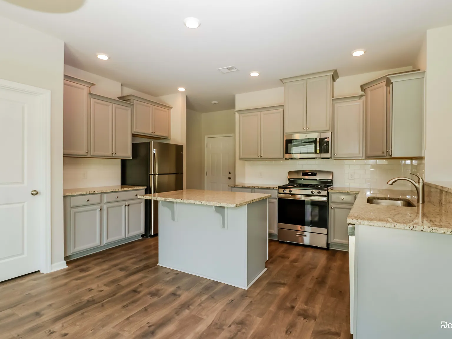 4 bed, 2.5 bath, 2644 sqft, $2,465 — Photo 4