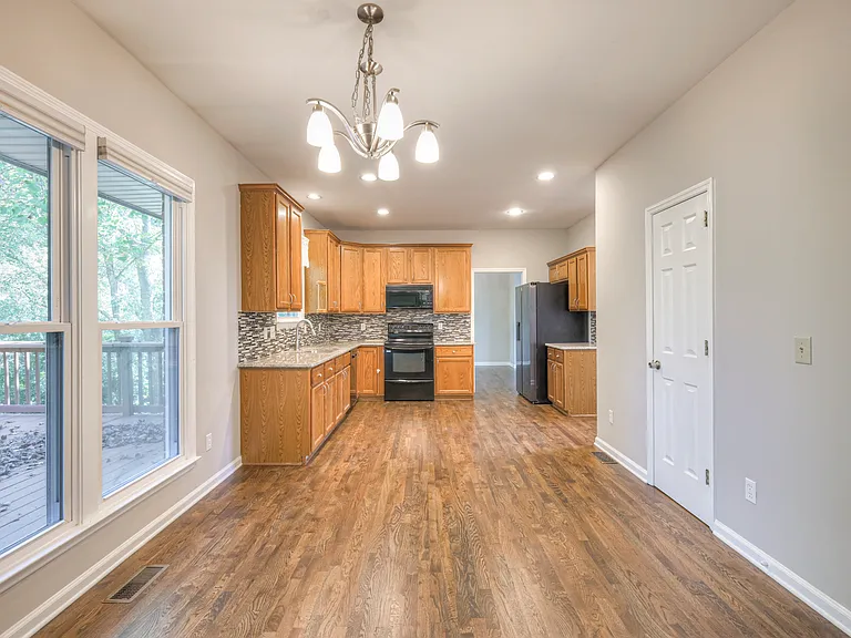 1300 Buckingham Cir — Photo 5