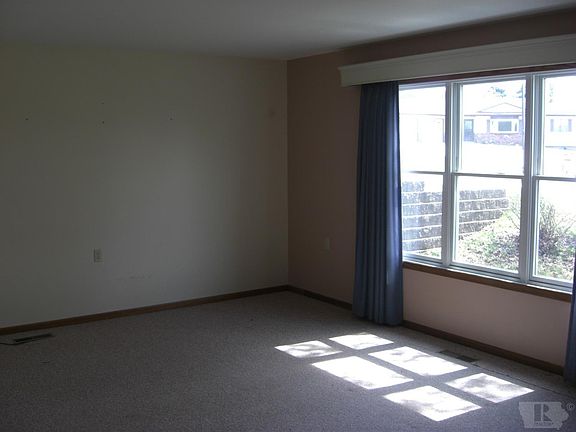 5th image of 842 Airport Dr