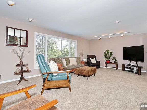 4th image of 374 Annette Ct