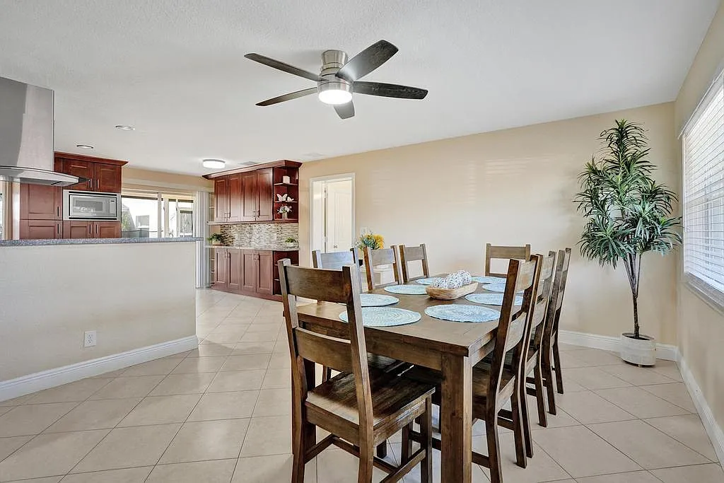 6 bed, 4.0 bath, 2823 sqft, $5,695 — Photo 4
