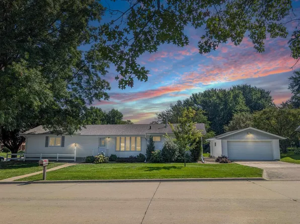 126 Highland Dr, Cedar Falls, IA 50613
