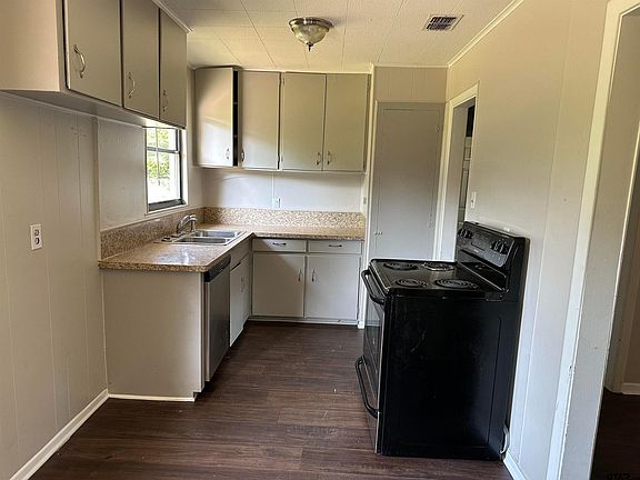 3rd image of 901 Matilda Dr