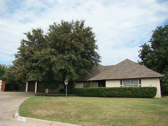 3rd image of 306 NW Tanglewood Cir