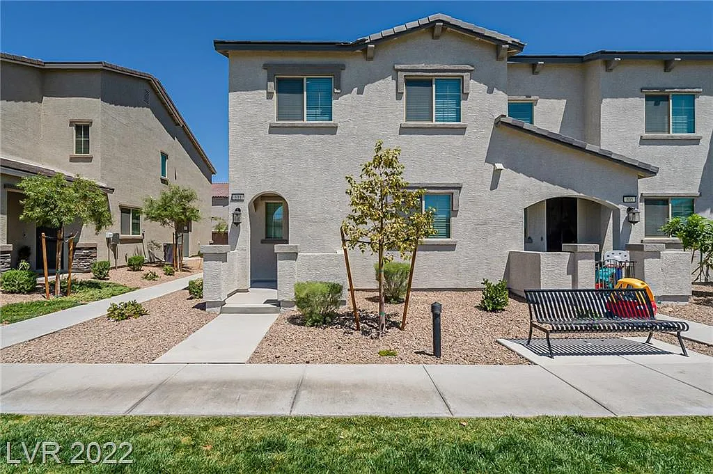 3 bed, 2.5 bath, 1972 sqft, $2,200 — Photo 3