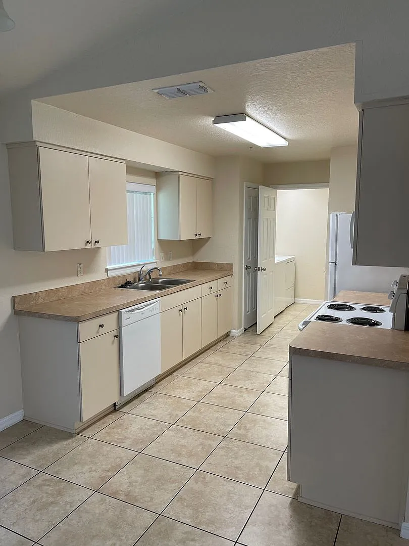Spacious 2 Bedroom/2 Bathroom end unit. — Photo 3