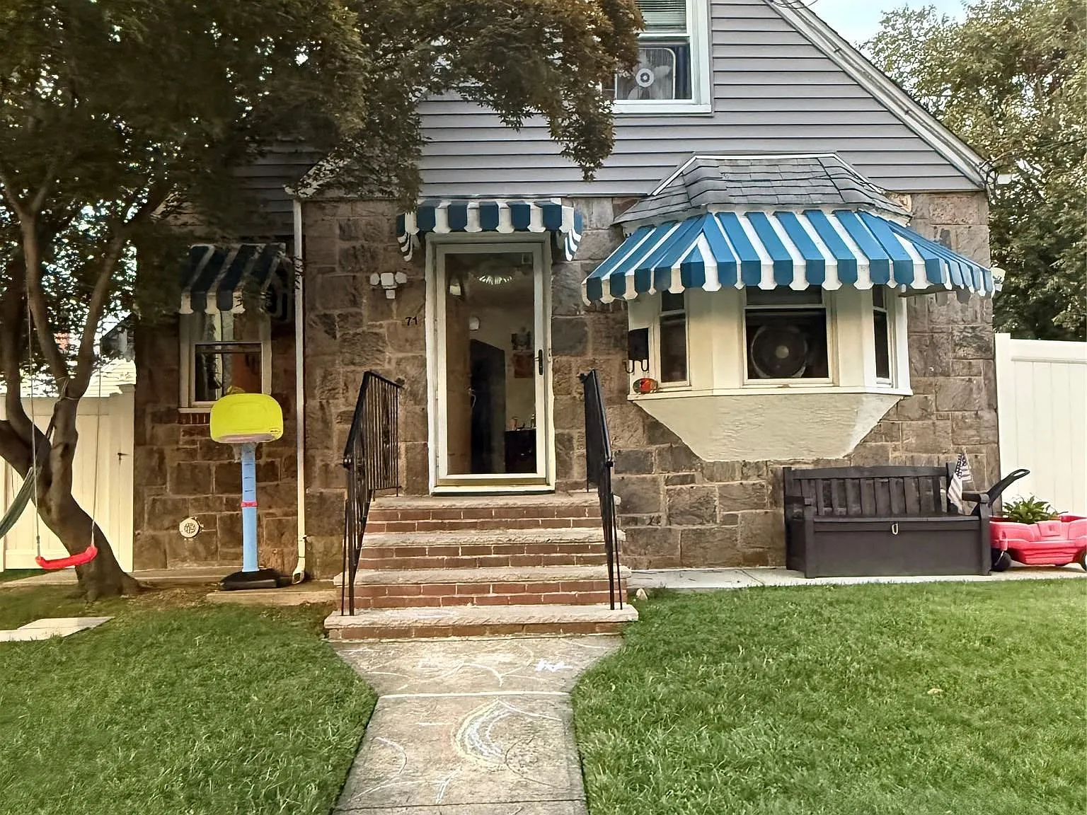 4 bed, 1366 sqft, $4,199 — Photo 2