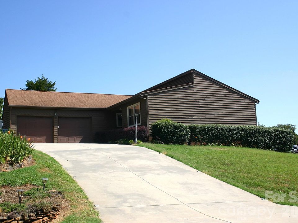 1st image of 1647 Woodridge Cir