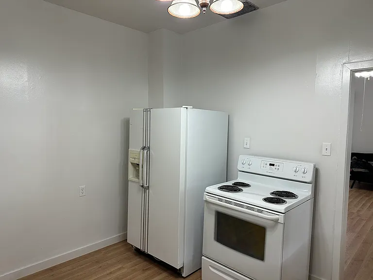 807 1/2 W Buffalo St — Photo 5
