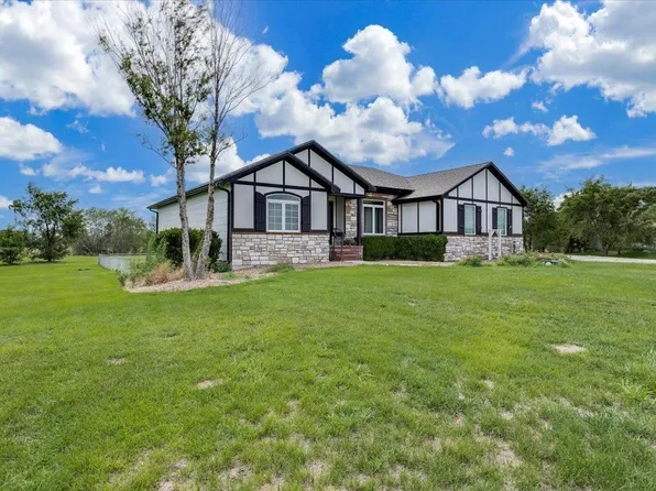 1310 N Wilshire Dr, Hutchinson, KS 67501