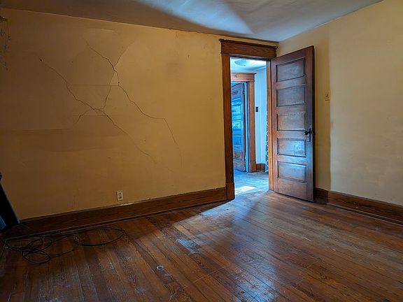 4th image of 592 Church St