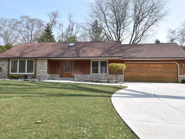 10570 Pallottine DRIVE, Greenfield, WI 53228