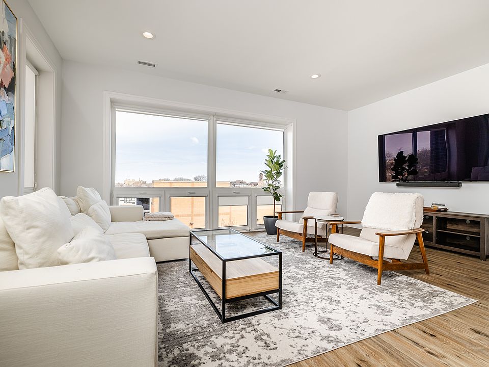 1st image of 2345 W Monroe St #4W