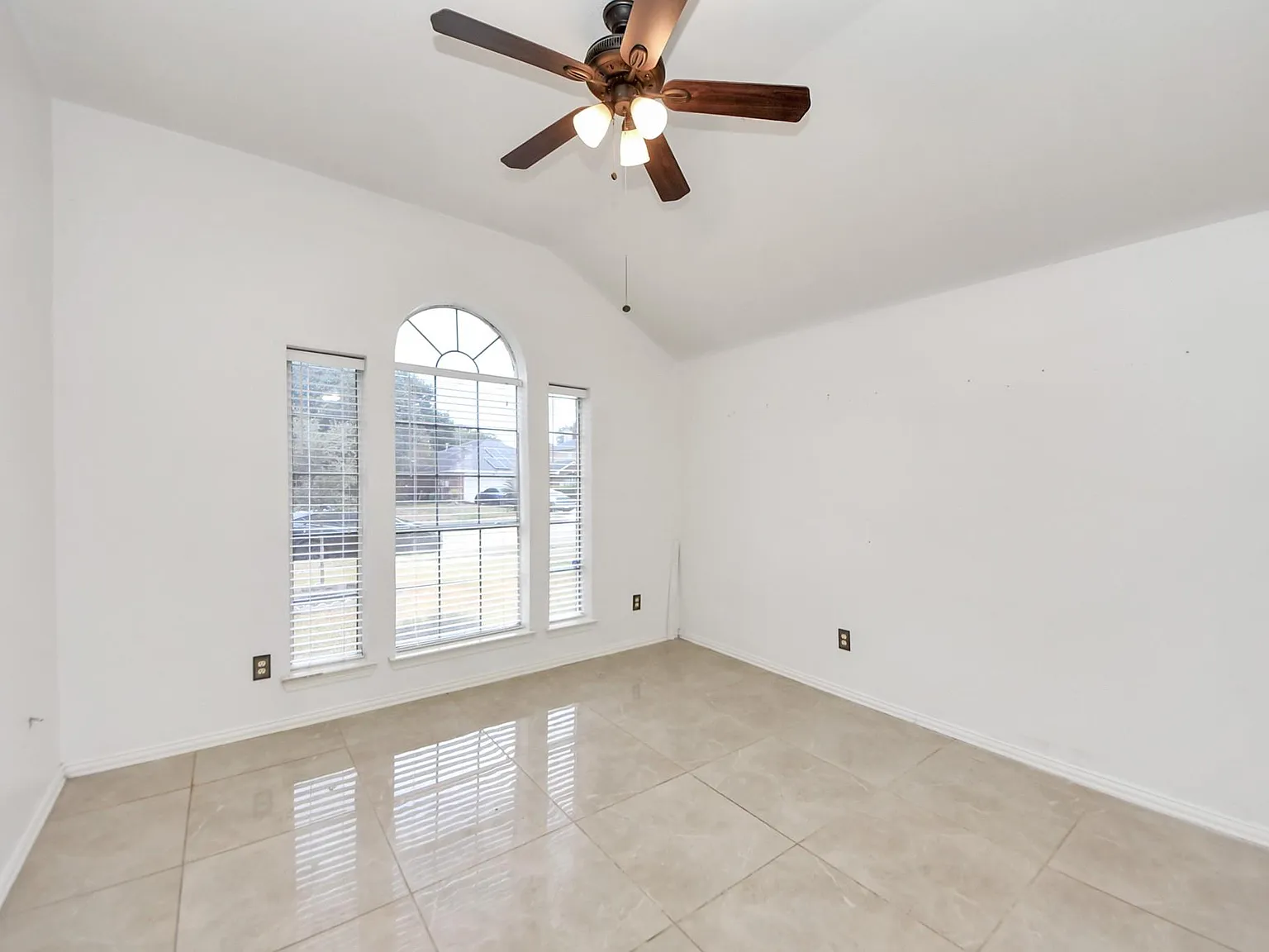 4 bed, 2.0 bath, 1859 sqft, $2,000 — Photo 3