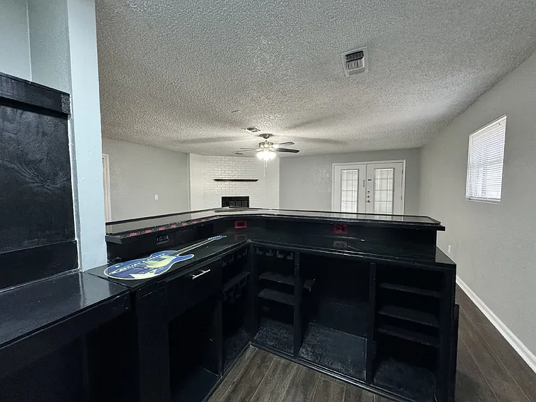 140 Towne West Dr — Photo 24