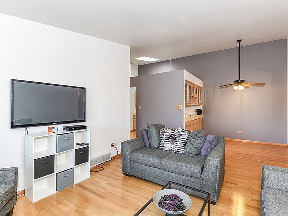 3rd image of 5640 W 103rd St APT 301
