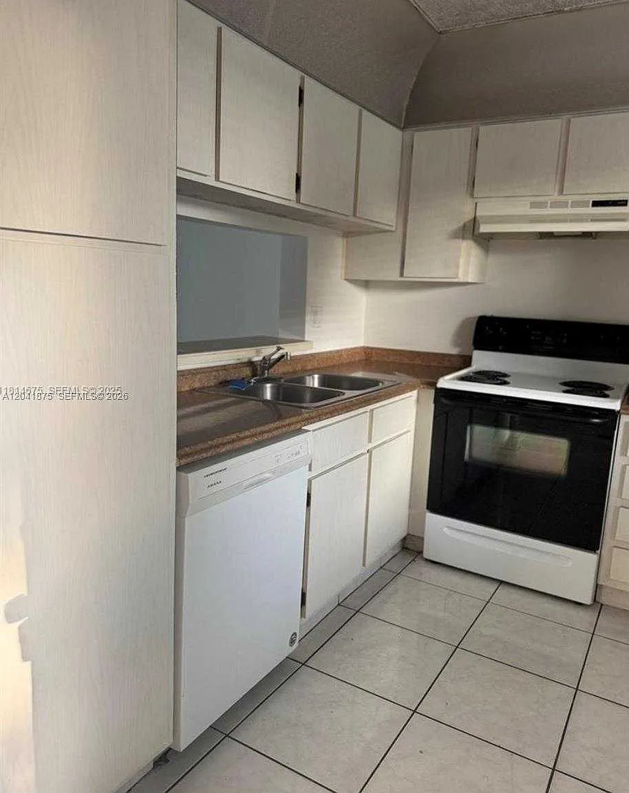 2 bed, $1,900 — Photo 3