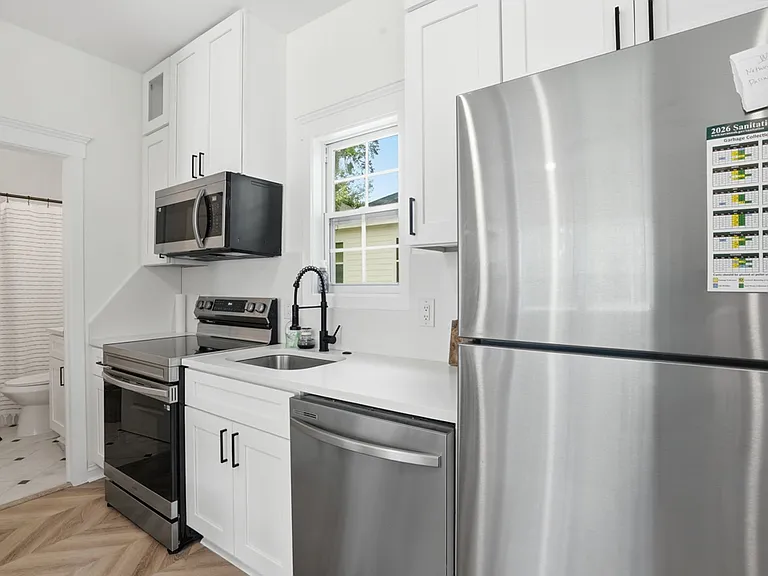 912 E Henry St — Photo 11