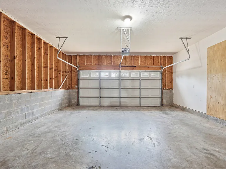 1104 Crestfield Dr — Photo 32