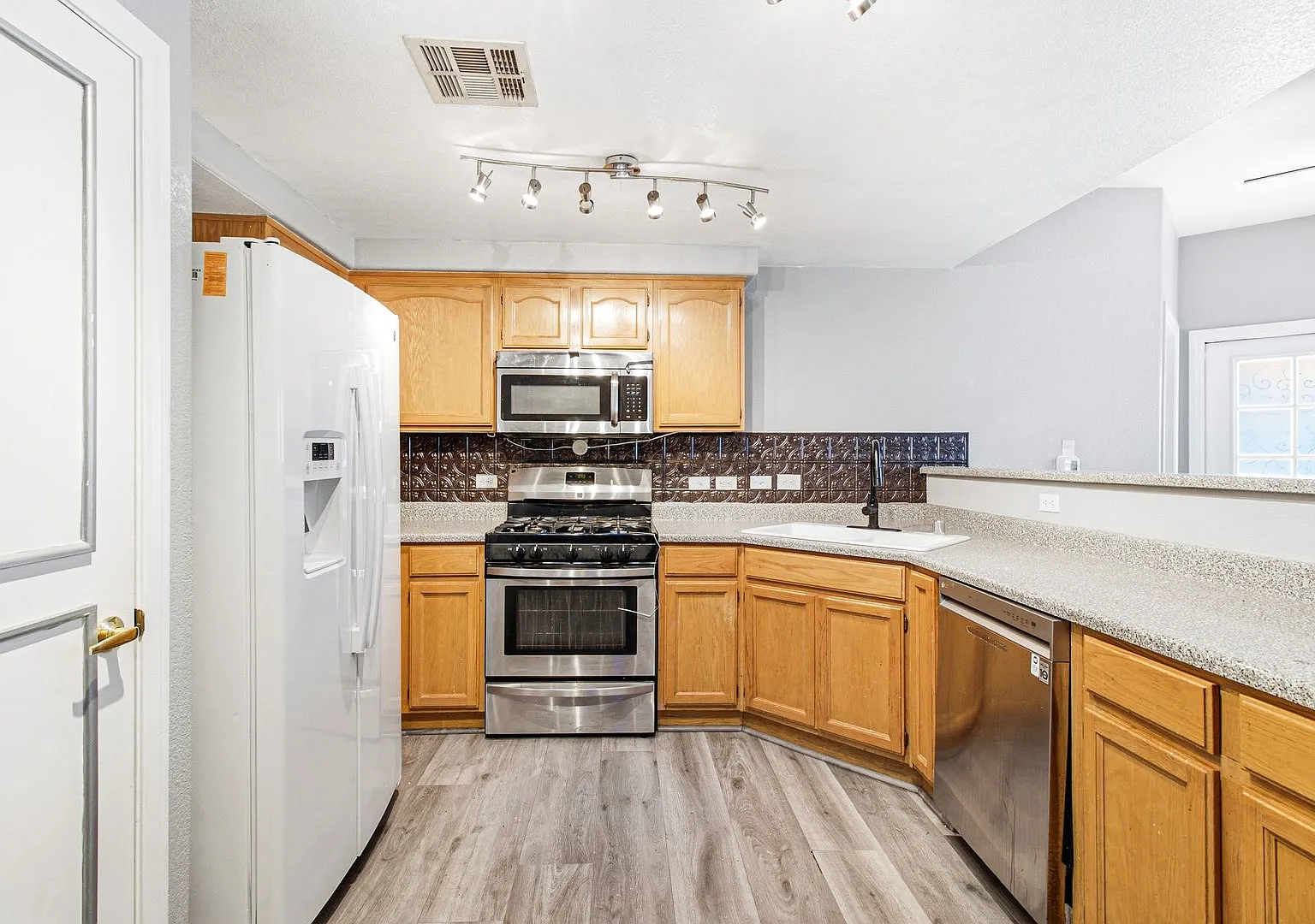 3400 Cabana Dr — Photo 1