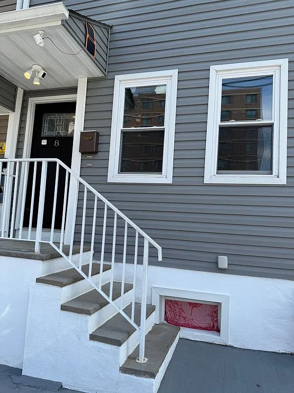 3 bed, 1.0 bath, 1397 sqft, $2,400 — Photo 1