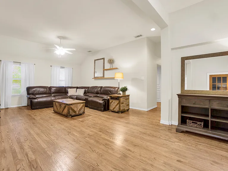 632 Creek View Dr — Photo 1