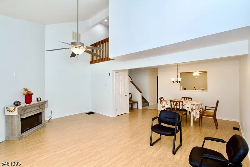 2 bed, 2.0 bath, 1383 sqft, $3,300 — Photo 2