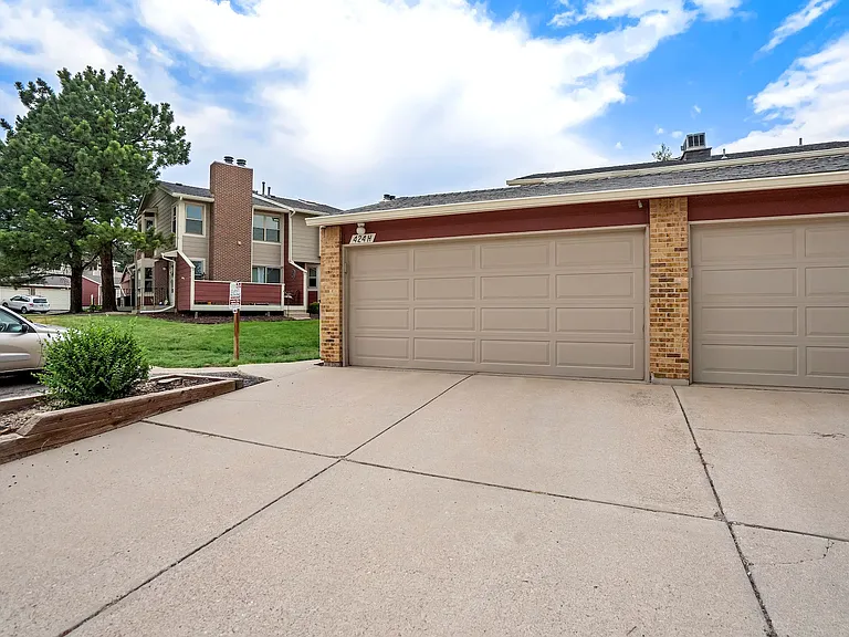 424 W Rockrimmon Blvd — Photo 25