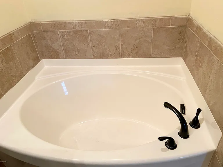 617 Cheltenham Dr — Photo 15
