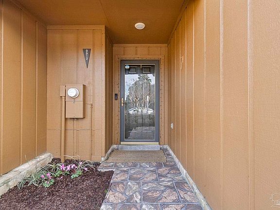 4th image of 9912 Fairway Villas Ln