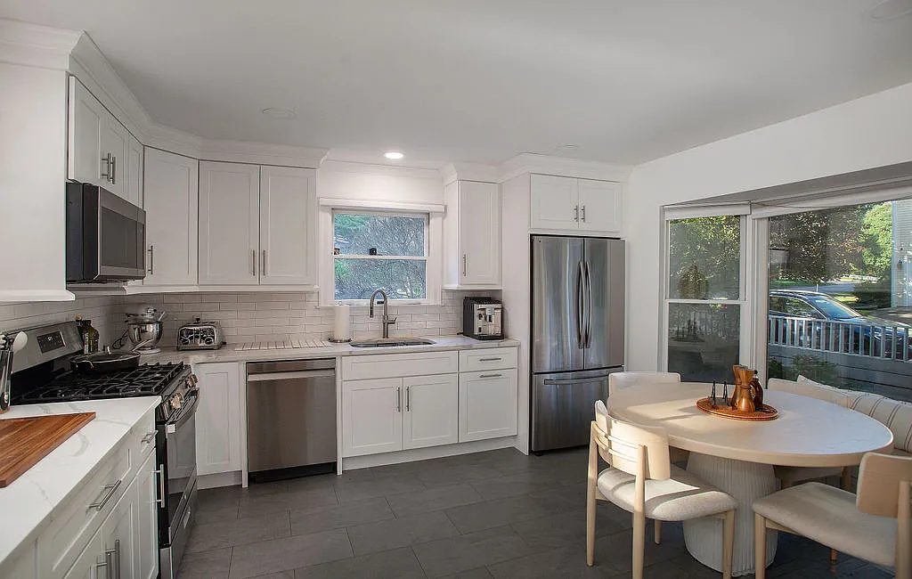 3 bed, 3.5 bath, 1600 sqft, $7,800 — Photo 4