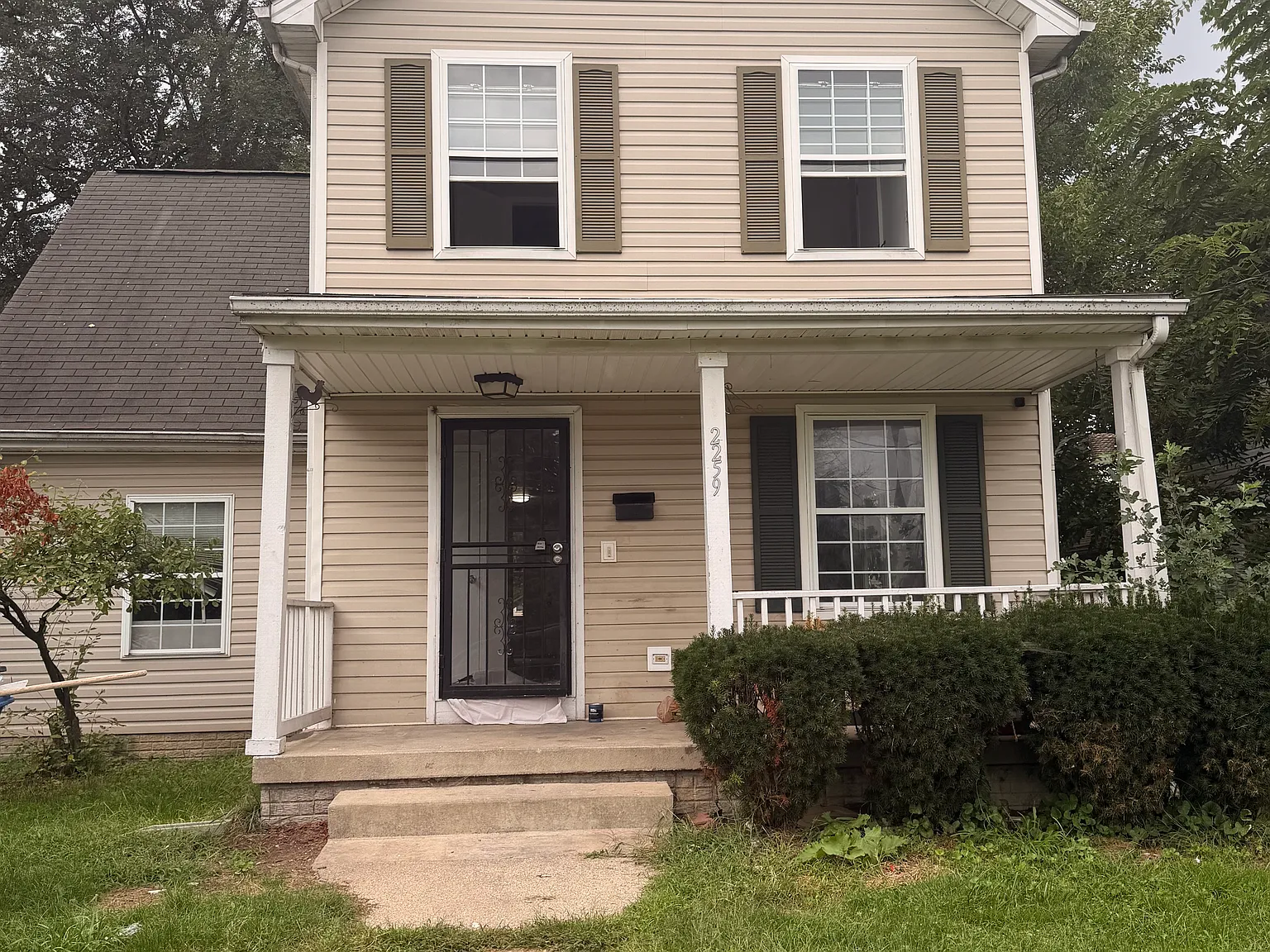 4 bed, 1.5 bath, 1440 sqft, $1,300 — Photo 1