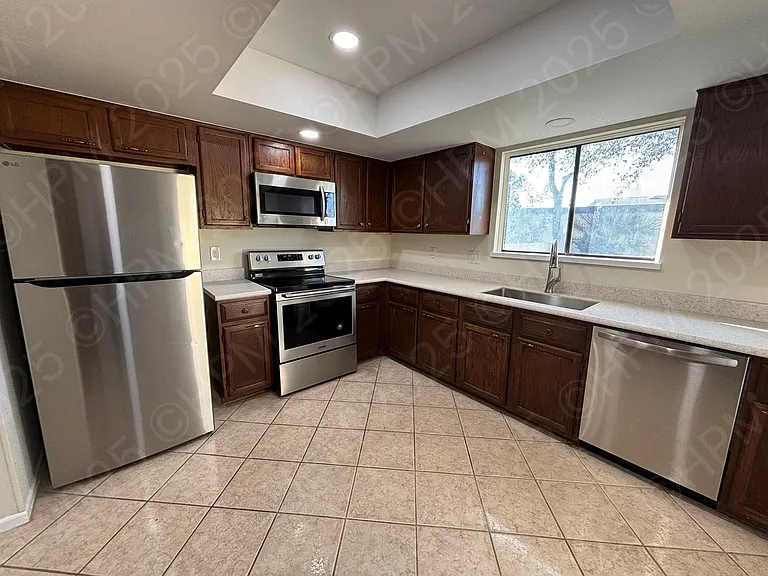 5868 Royal Rdg — Photo 3