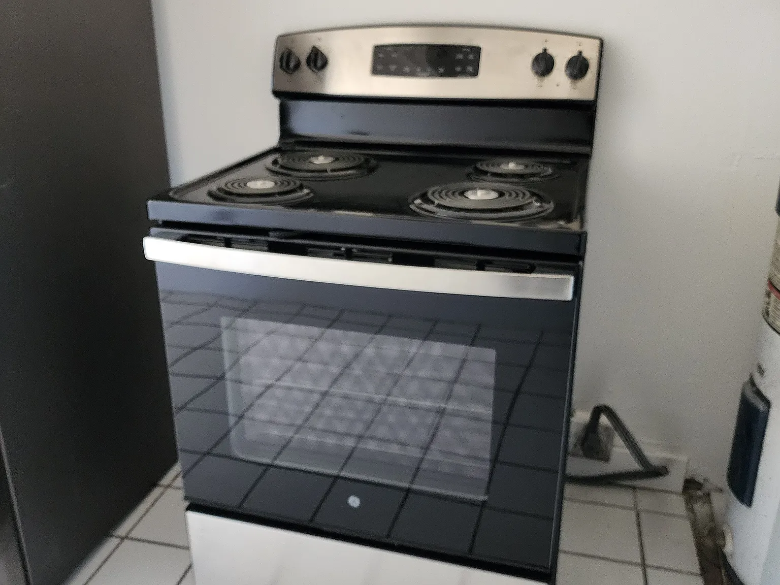 1 Bedroom Apartment with Kitchen Appliances — Photo 3