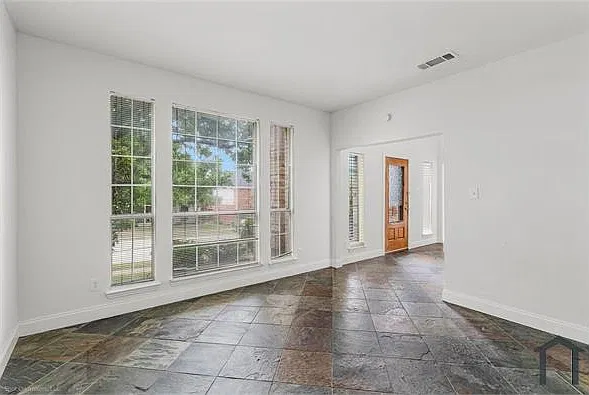 5 bed, 2600 sqft, $3,950 — Photo 3